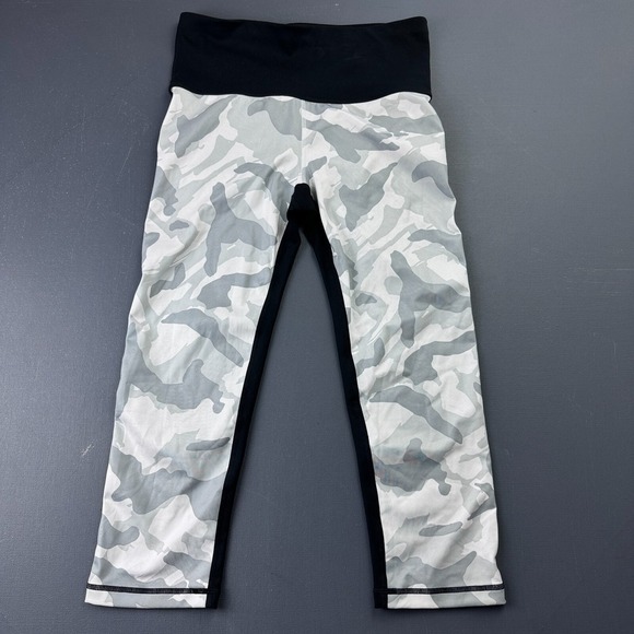 Camo Pants - GapFit Blackout Women's Size Small Gray Camo Cropped Workout Leggings Athletic